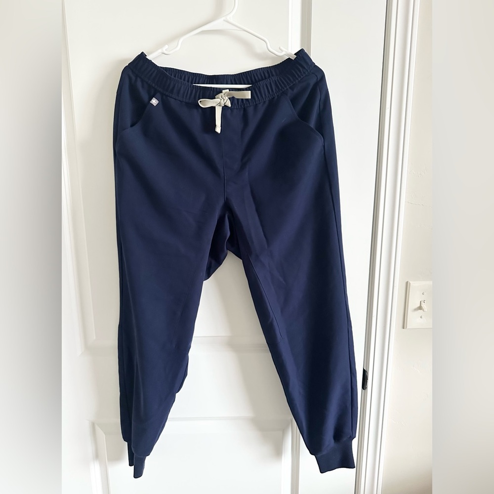 Fig’s men’s jogger scrub pants